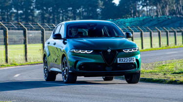 Alfa Romeo Tonale PHEV - front cornering